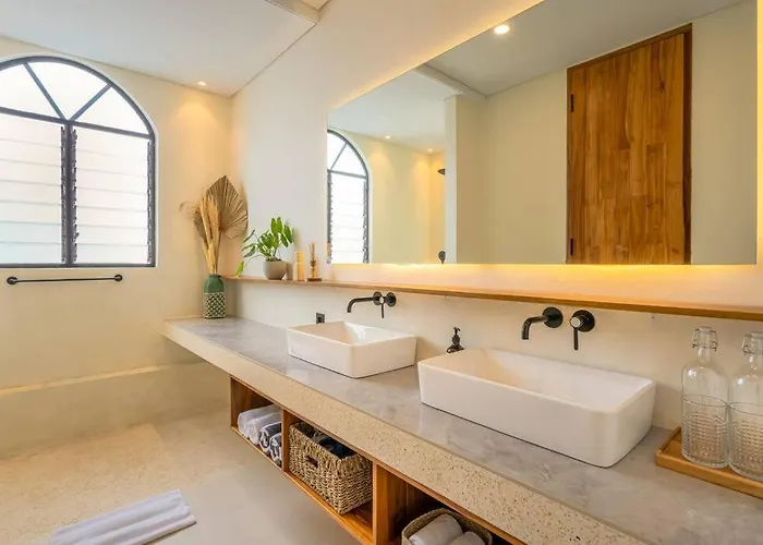 Luxe 4-bedroom - Private Pool & Fast Wi-fi チャングー